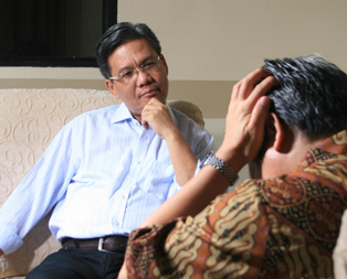 Bărbați pe canapea, unul lângă celălalt. Relația terapeutică este esențială în procesul terapeutic